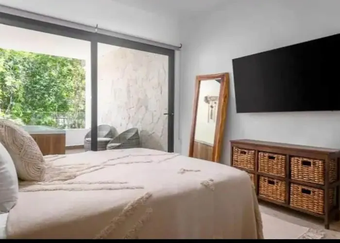 Jungle Jacuzzi Apartment