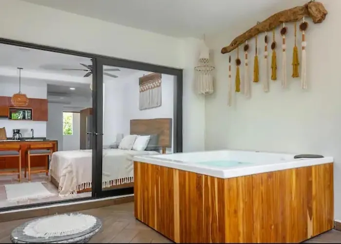 Apartment Jungle Jacuzzi