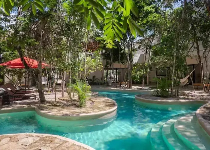 Jungle Jacuzzi Apartment *